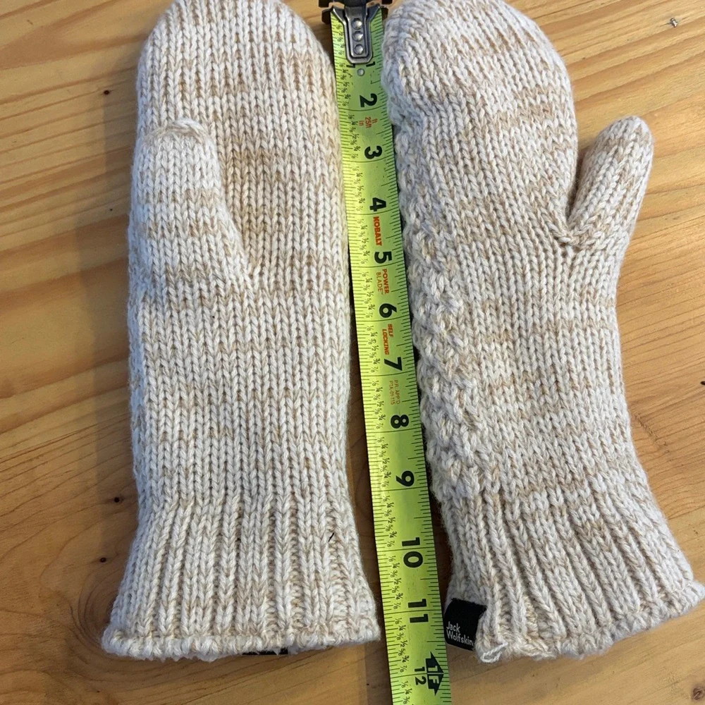 Jack Wolfskin Beige Knit Mittens with Sherpa lining women’s size small cozy